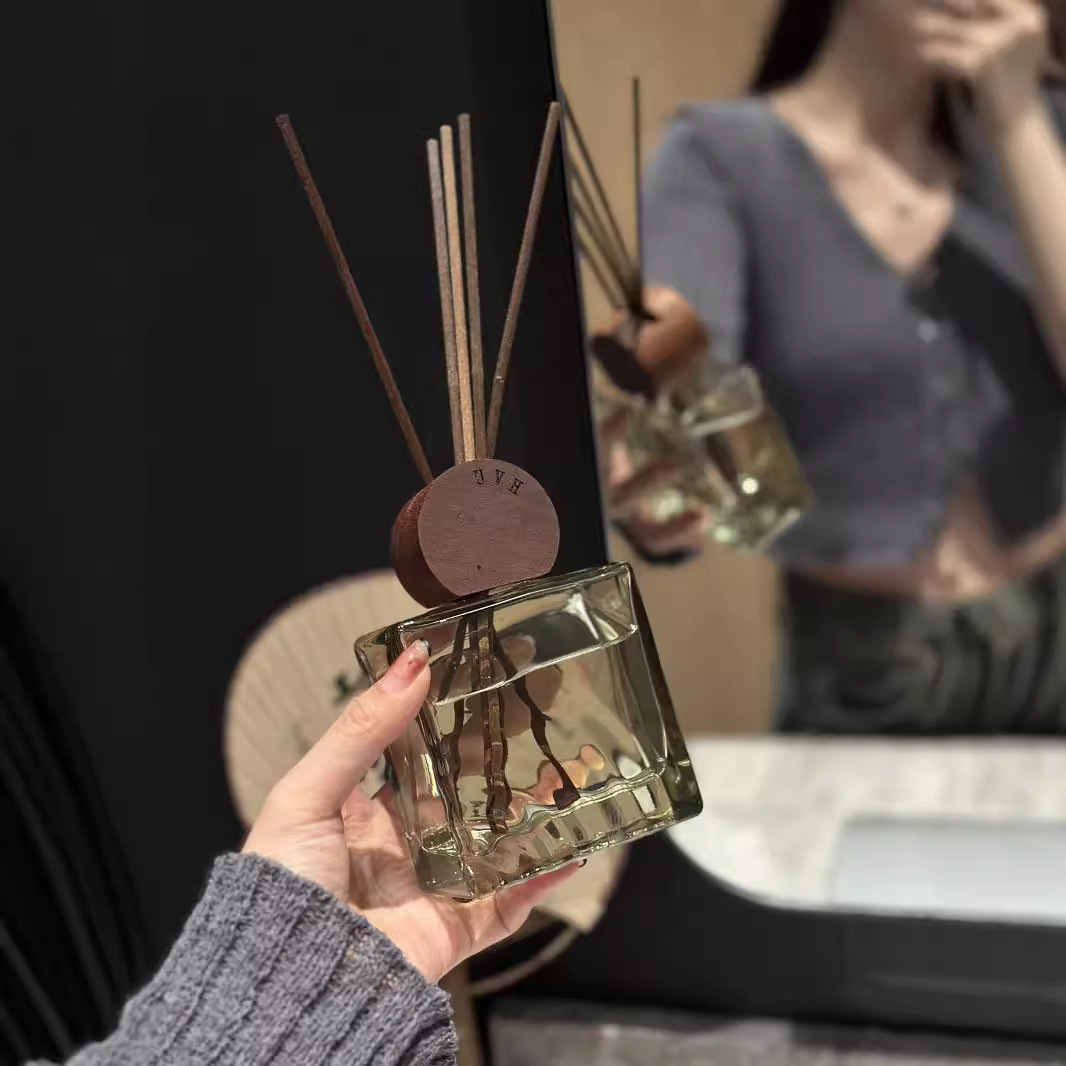 Flameless Home Diffuser | Bathroom & Toilet Deodorizer | Hotel Air Freshener | Long-Lasting Scent